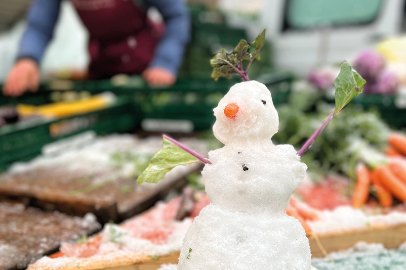 Münstermarkt: Der kleine Schneemann sorgt für ein Lächeln bei allen Marktbesuchern.
